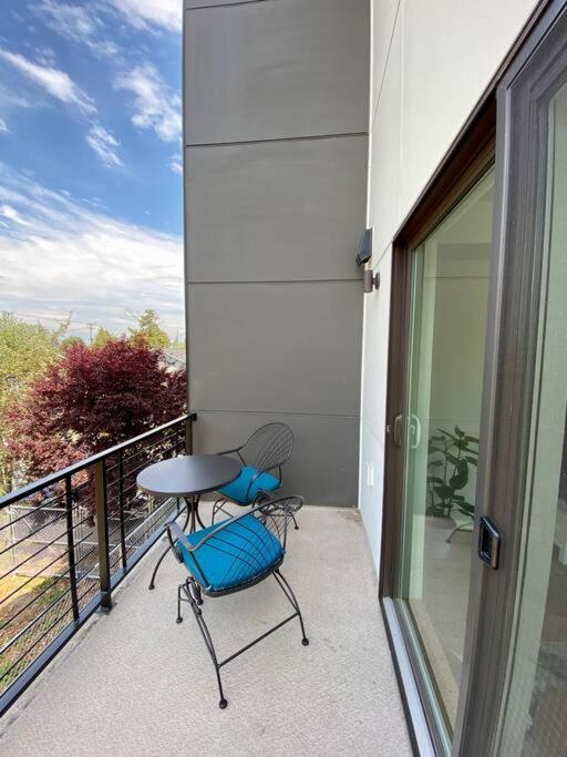 Modern Two Story Townhouse Near Light Rail Apartment Seattle Bagian luar foto