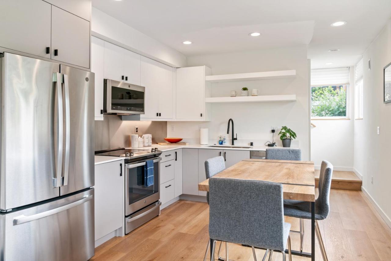 Modern Two Story Townhouse Near Light Rail Apartment Seattle Bagian luar foto