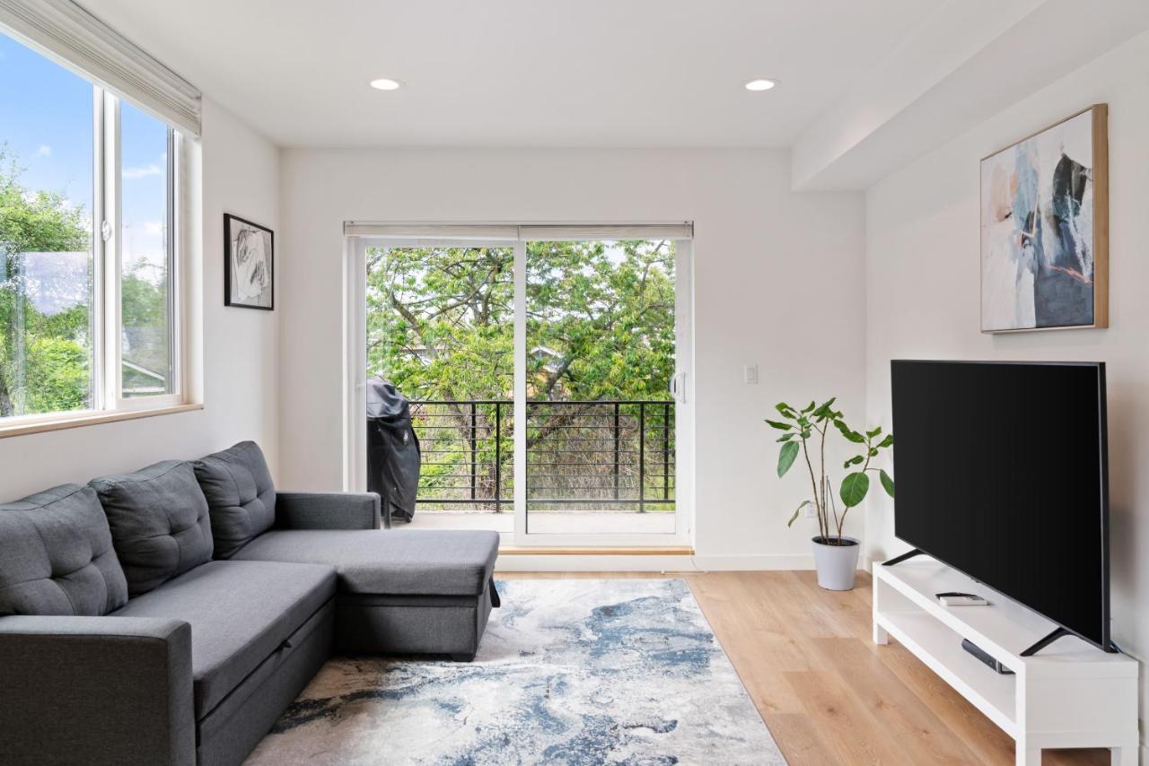 Modern Two Story Townhouse Near Light Rail Apartment Seattle Bagian luar foto