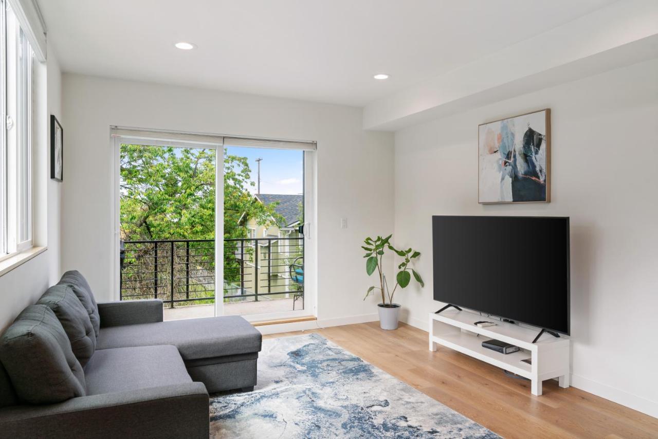 Modern Two Story Townhouse Near Light Rail Apartment Seattle Bagian luar foto