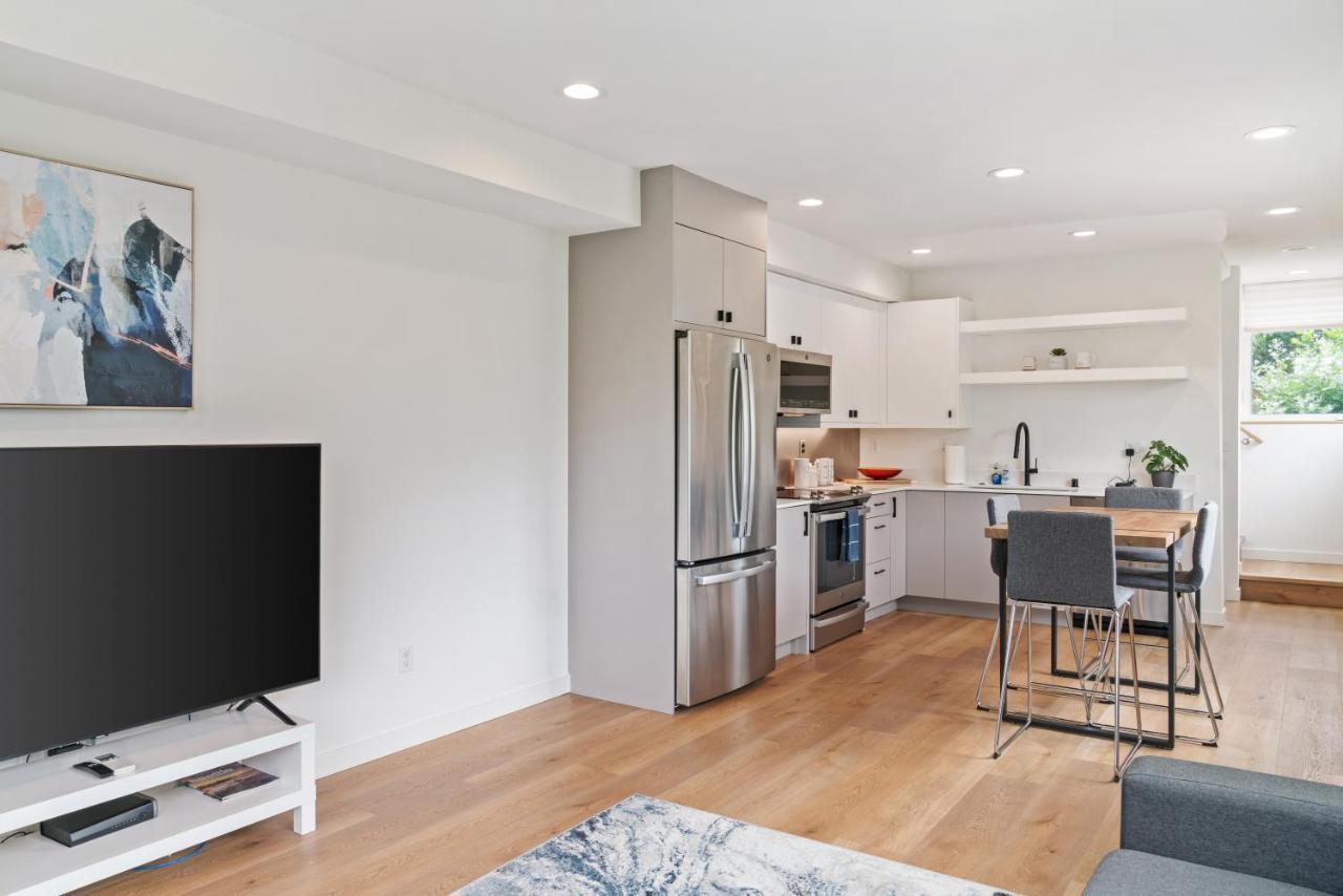 Modern Two Story Townhouse Near Light Rail Apartment Seattle Bagian luar foto