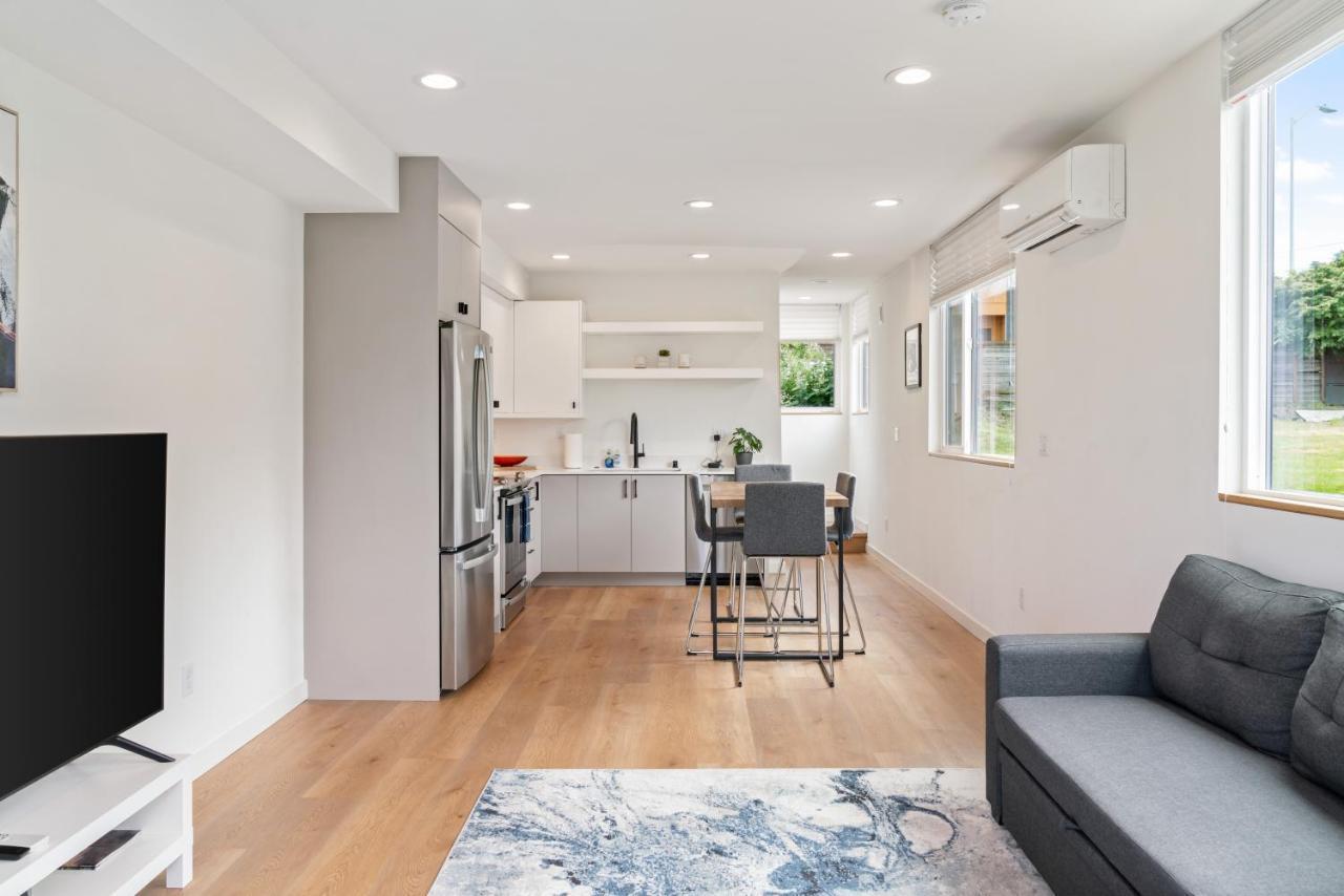 Modern Two Story Townhouse Near Light Rail Apartment Seattle Bagian luar foto
